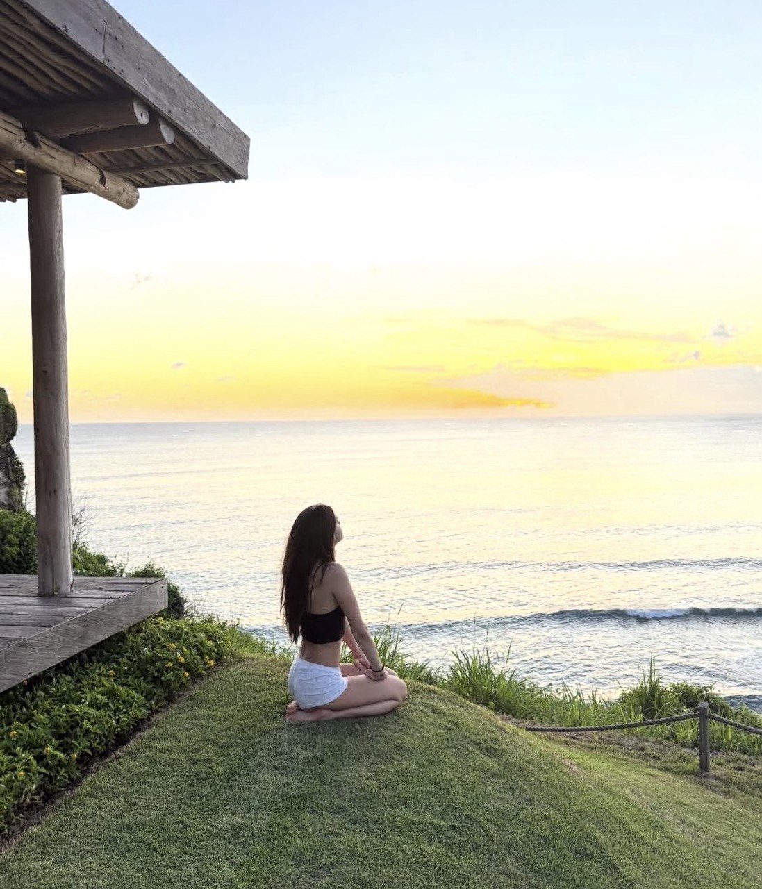 Листівки з Балі: Алессандра Амброссіо святкує 45-річчя з бойфрендом