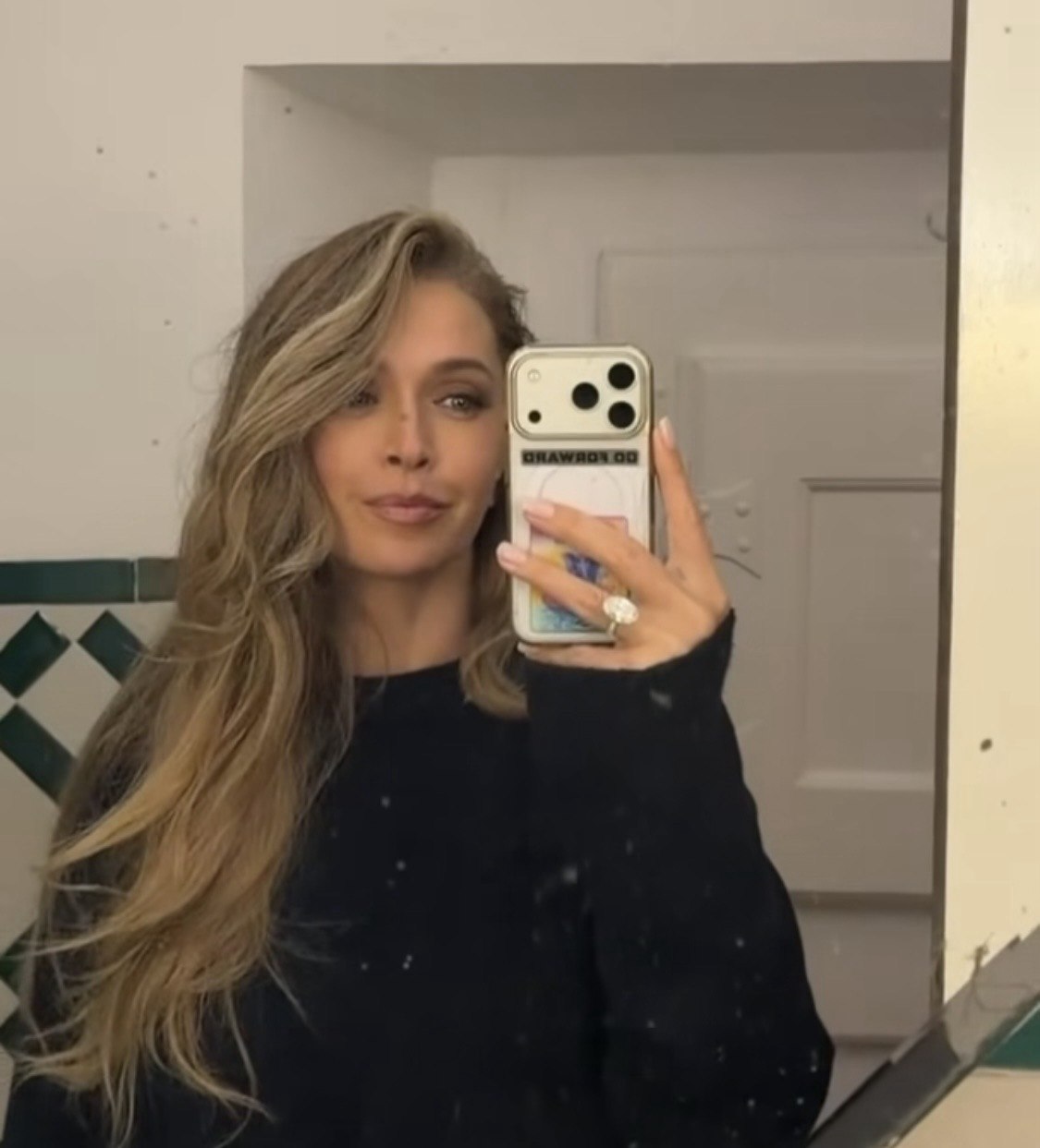 Девичьи каникулы: как Вера Брежнева с дочерью отдыхала в Португалии