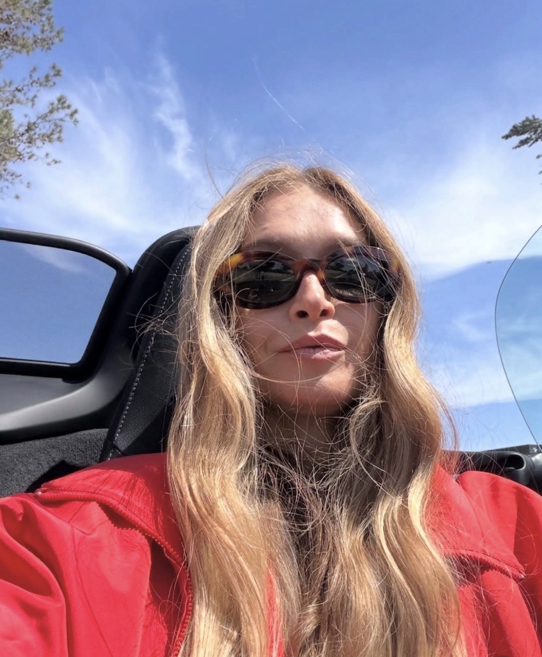 Девичьи каникулы: как Вера Брежнева с дочерью отдыхала в Португалии