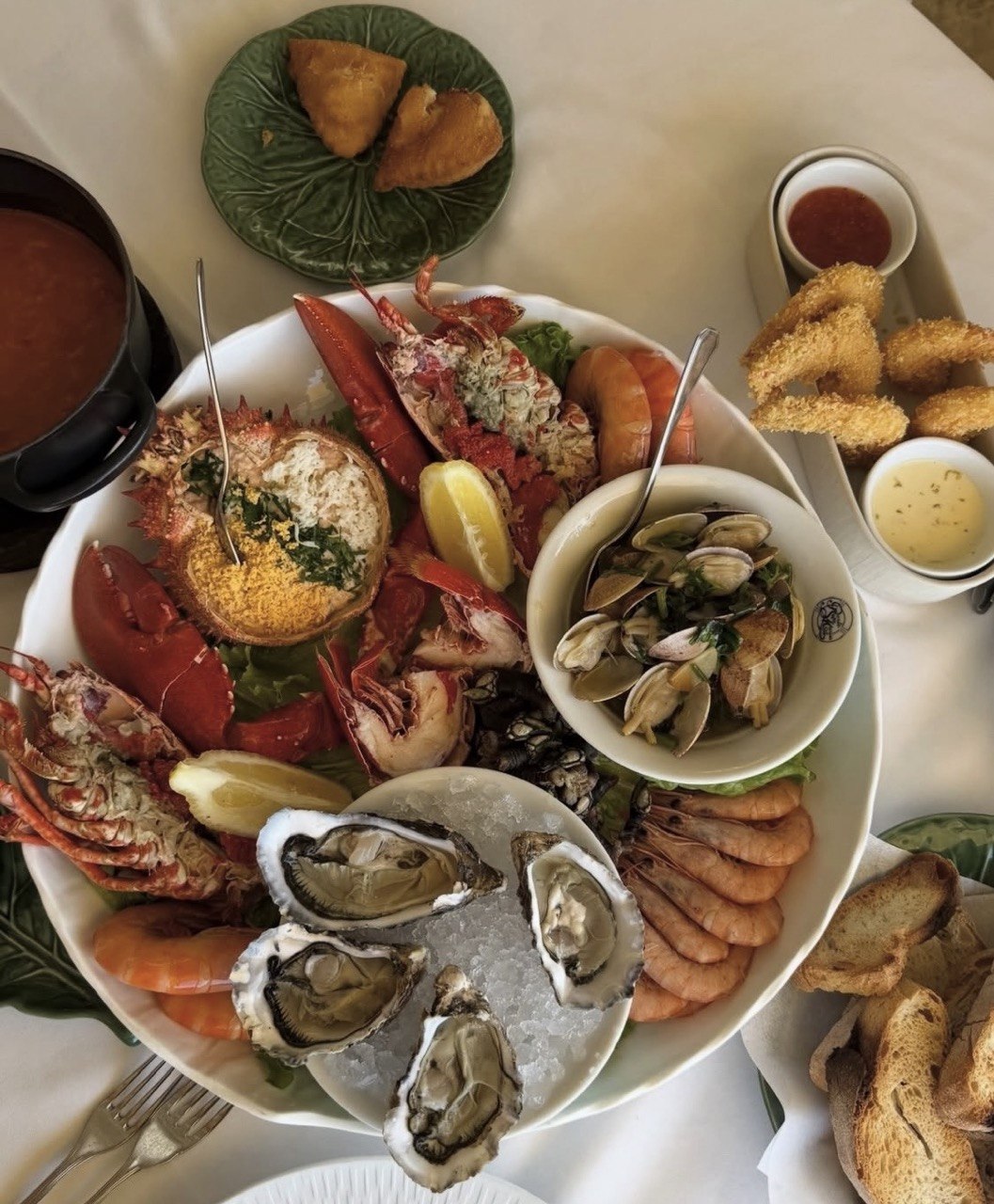 Девичьи каникулы: как Вера Брежнева с дочерью отдыхала в Португалии