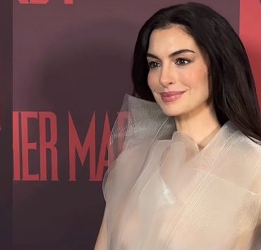 Носители: Энн Хэтэуэй на кинопремьере в «голом» платье Lever Couture