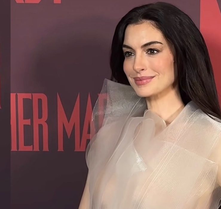 Носії: Енн Гетевей на кінопрем’єрі у «голій» сукні Lever Couture