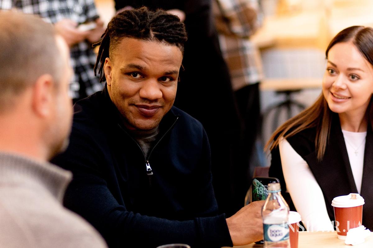 «Вірші з бійниці»: як минув вечір пам’яті військового та поета Максима Кривцова