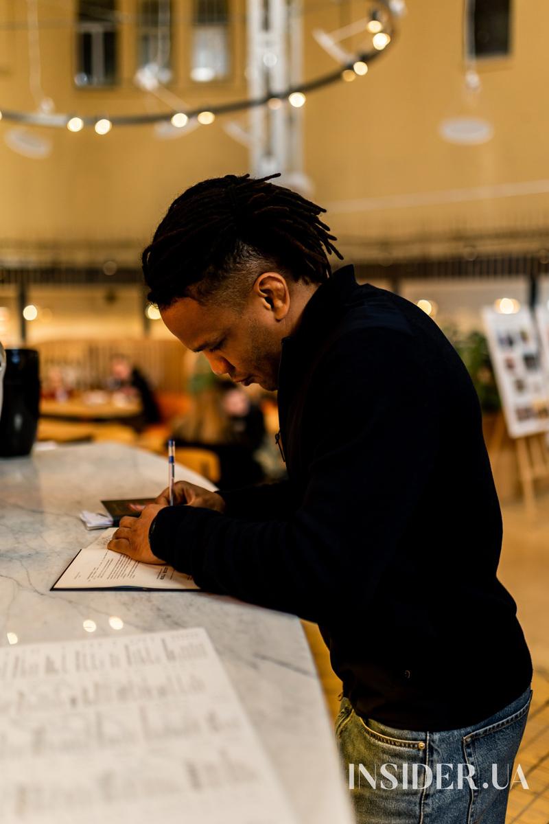 «Вірші з бійниці»: як минув вечір пам’яті військового та поета Максима Кривцова