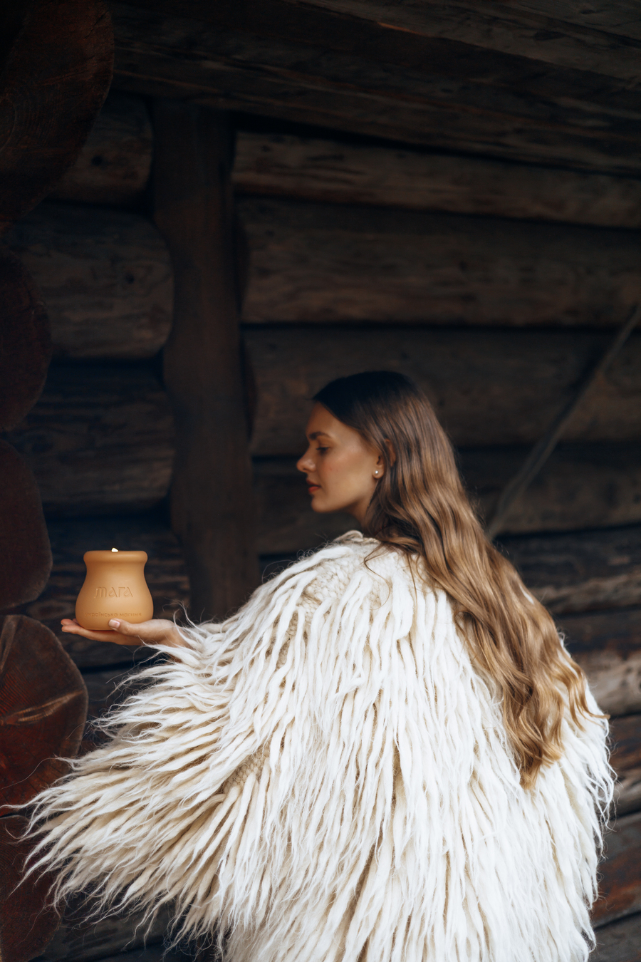 Бренд МАГА презентує нову свічку, натхненну образом трипільської жінки