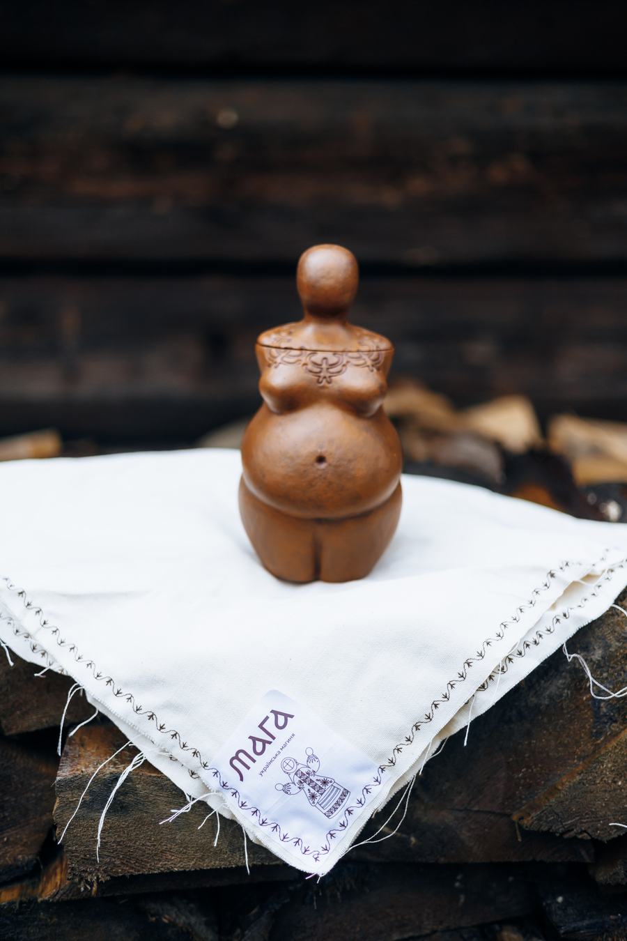 Бренд МАГА презентує нову свічку, натхненну образом трипільської жінки