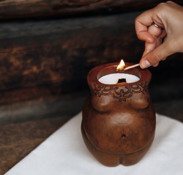 Бренд МАГА презентує нову свічку, натхненну образом трипільської жінки