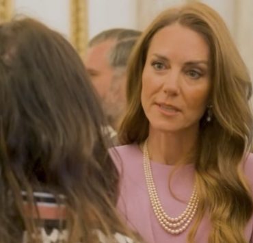 В любимом цвете королевы: Кейт Миддлтон на приеме, посвященном Елизавете II