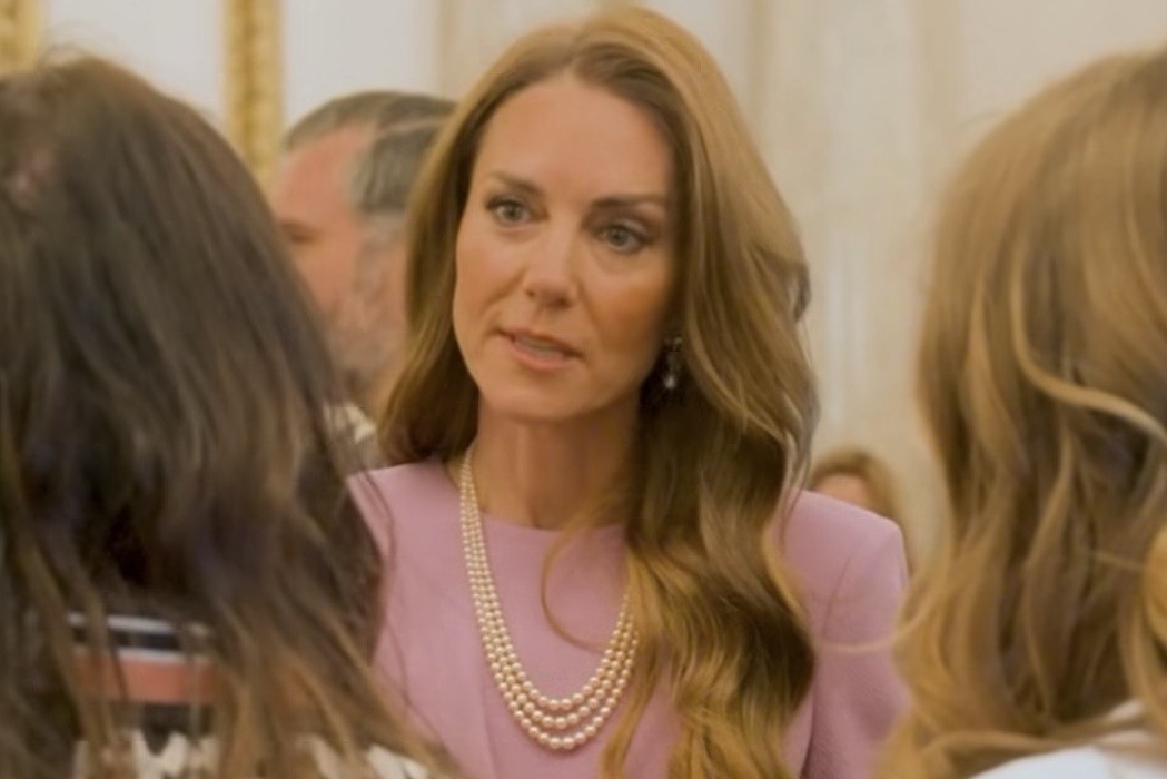 В любимом цвете королевы: Кейт Миддлтон на приеме, посвященном Елизавете II