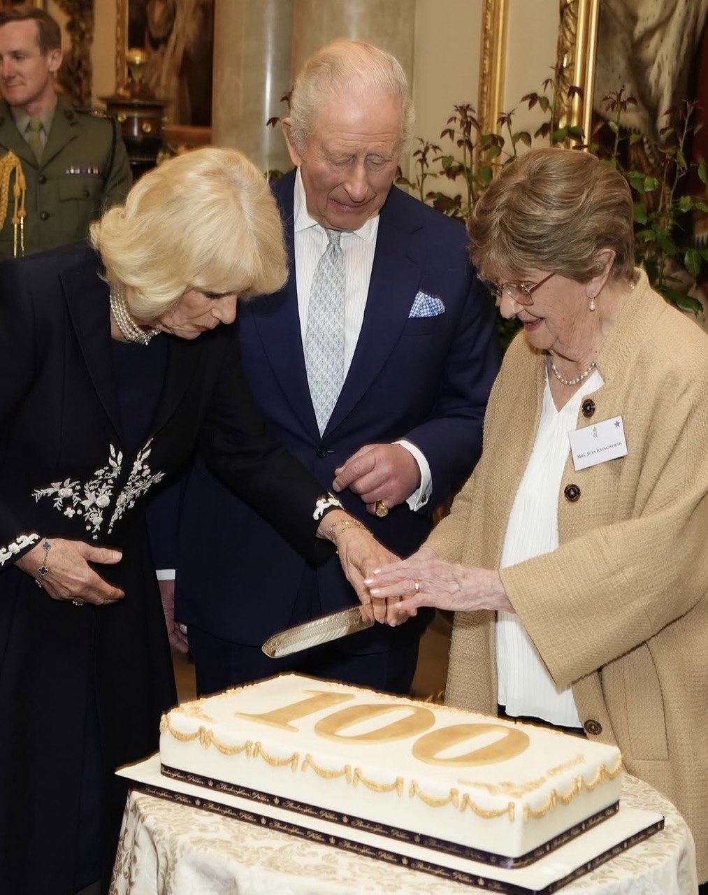 В любимом цвете королевы: Кейт Миддлтон на приеме, посвященном Елизавете II