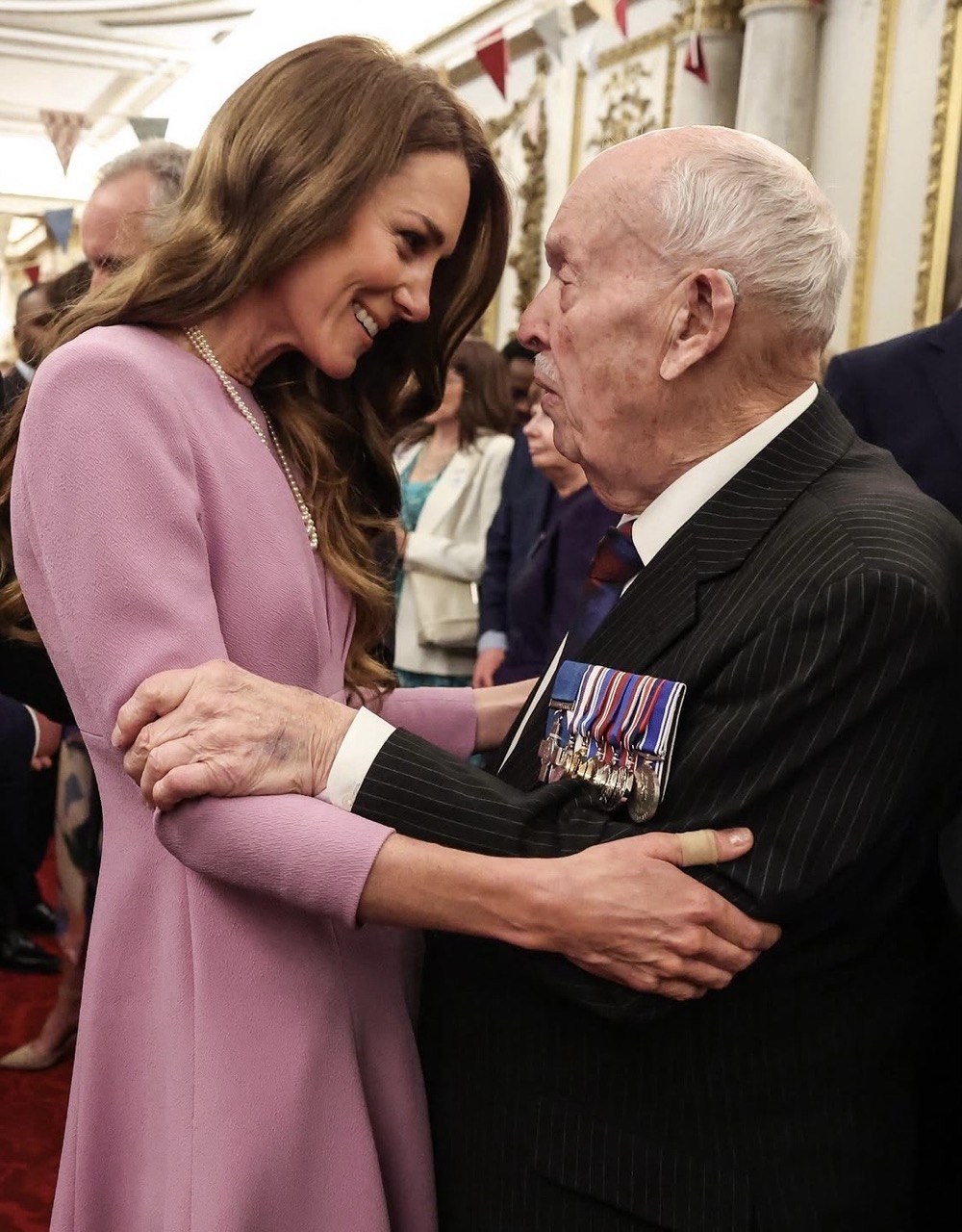 В любимом цвете королевы: Кейт Миддлтон на приеме, посвященном Елизавете II