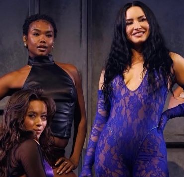 Носители: Деми Ловато в боди Santa на открытии своего тура в Орландо