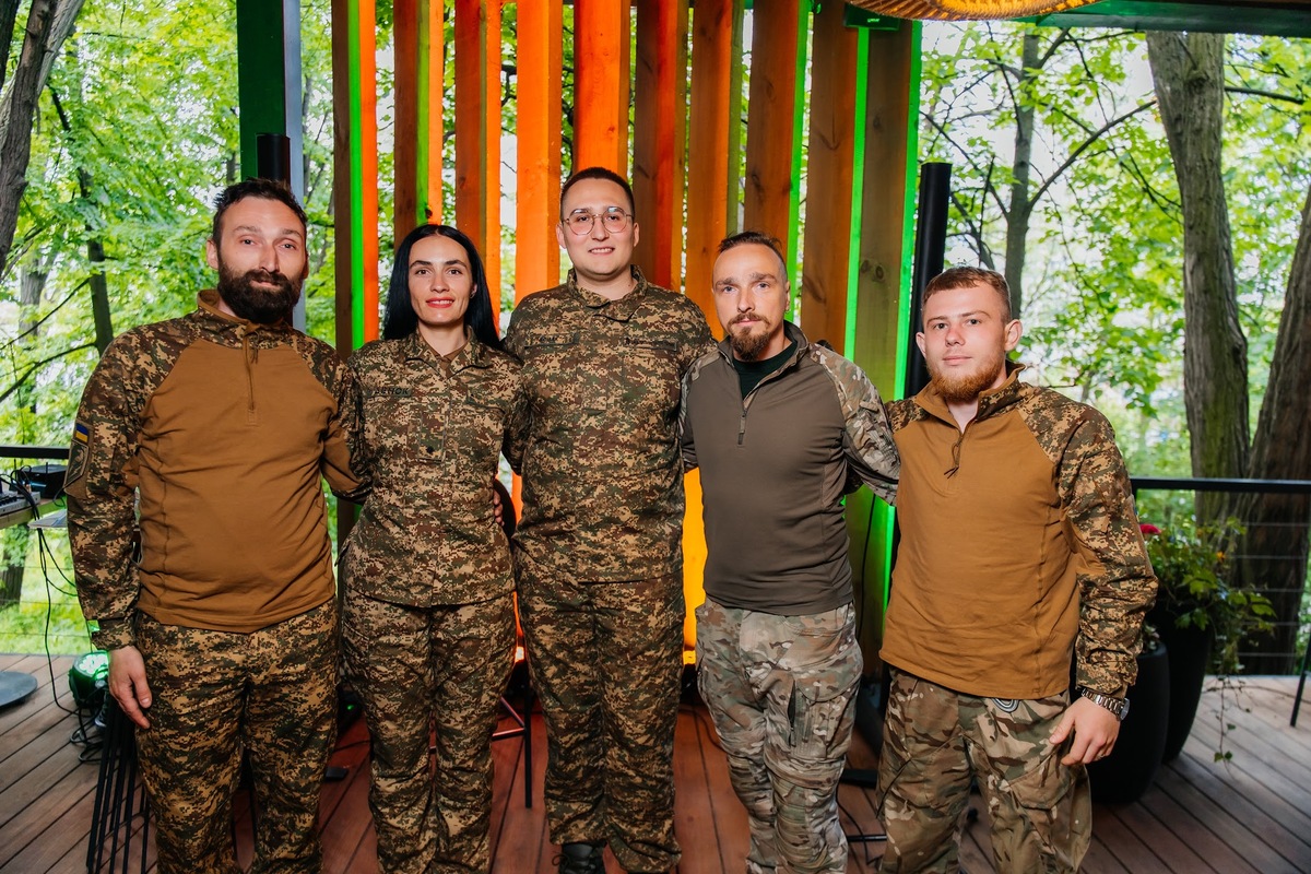 Як пройшов благодійний вечір поезії за участі Суханова, Коршик та інших зірок
