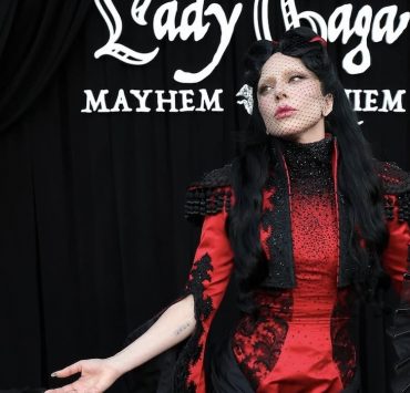Готична королева: Леді Гага в архівному Givenchy на презентації свого фільму-концерту