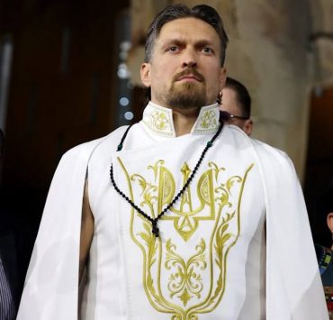 Носії: Олександр Усик на битві поглядів із Ріко Верховеном у символічному образі DAMIRLI