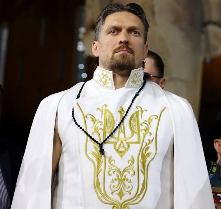 Носії: Олександр Усик на битві поглядів із Ріко Верховеном у символічному образі DAMIRLI