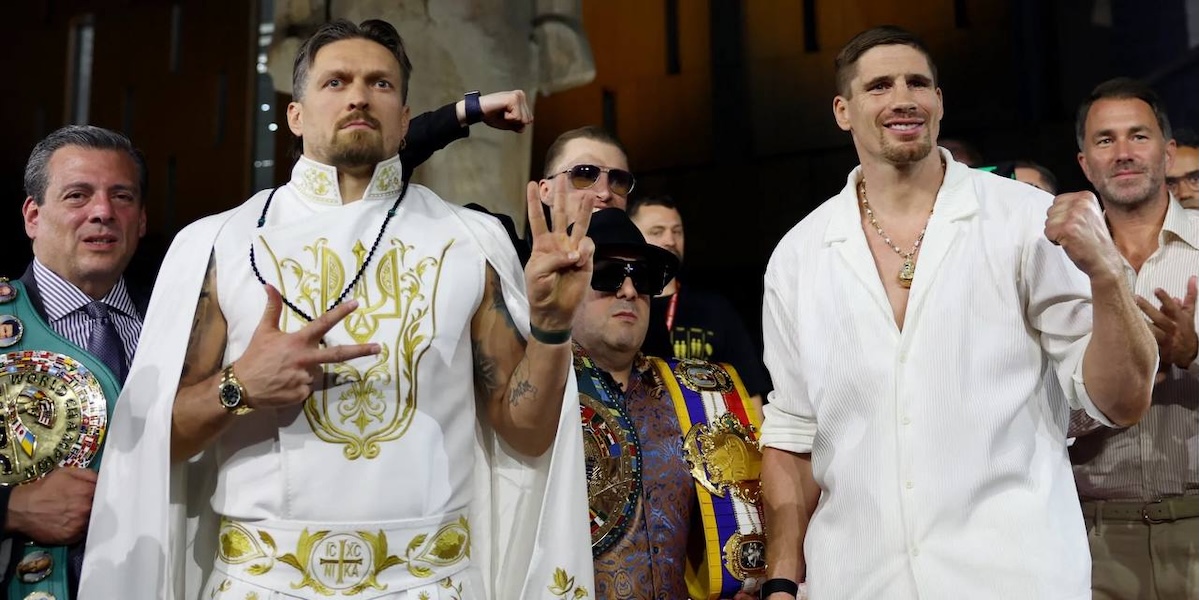Носії: Олександр Усик на битві поглядів із Ріко Верховеном у символічному образі DAMIRLI