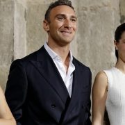 Образ дня: Дженнифер Лопес на премьере фильма &laquo;Офисный роман&raquo; в Нью-Йорке