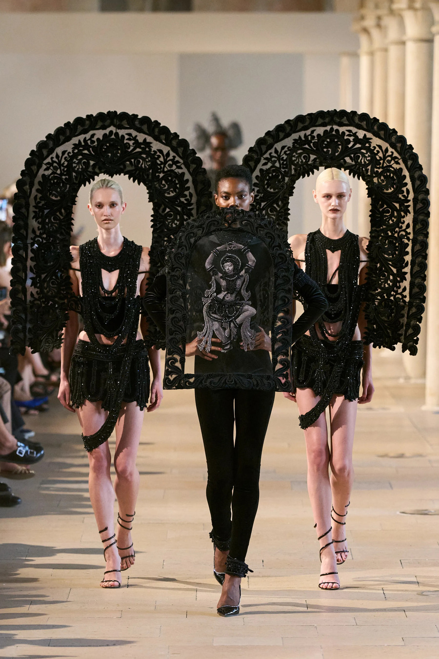 Платья, вдохновленные храмами: Rahul Mishra представил кутюрную коллекцию Devi: The Eternal Muse