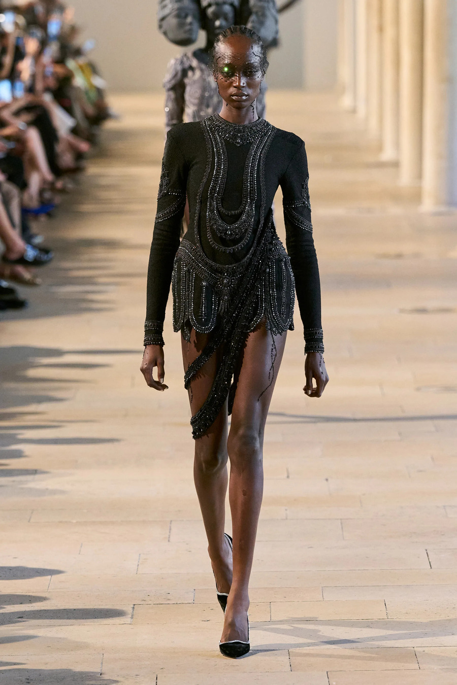 Платья, вдохновленные храмами: Rahul Mishra представил кутюрную коллекцию Devi: The Eternal Muse