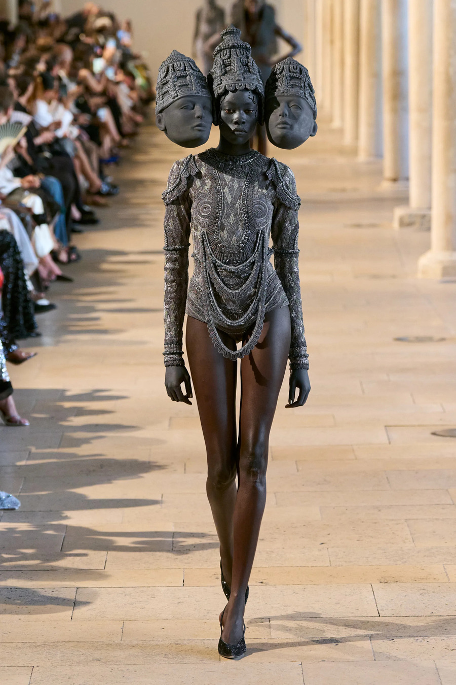 Платья, вдохновленные храмами: Rahul Mishra представил кутюрную коллекцию Devi: The Eternal Muse
