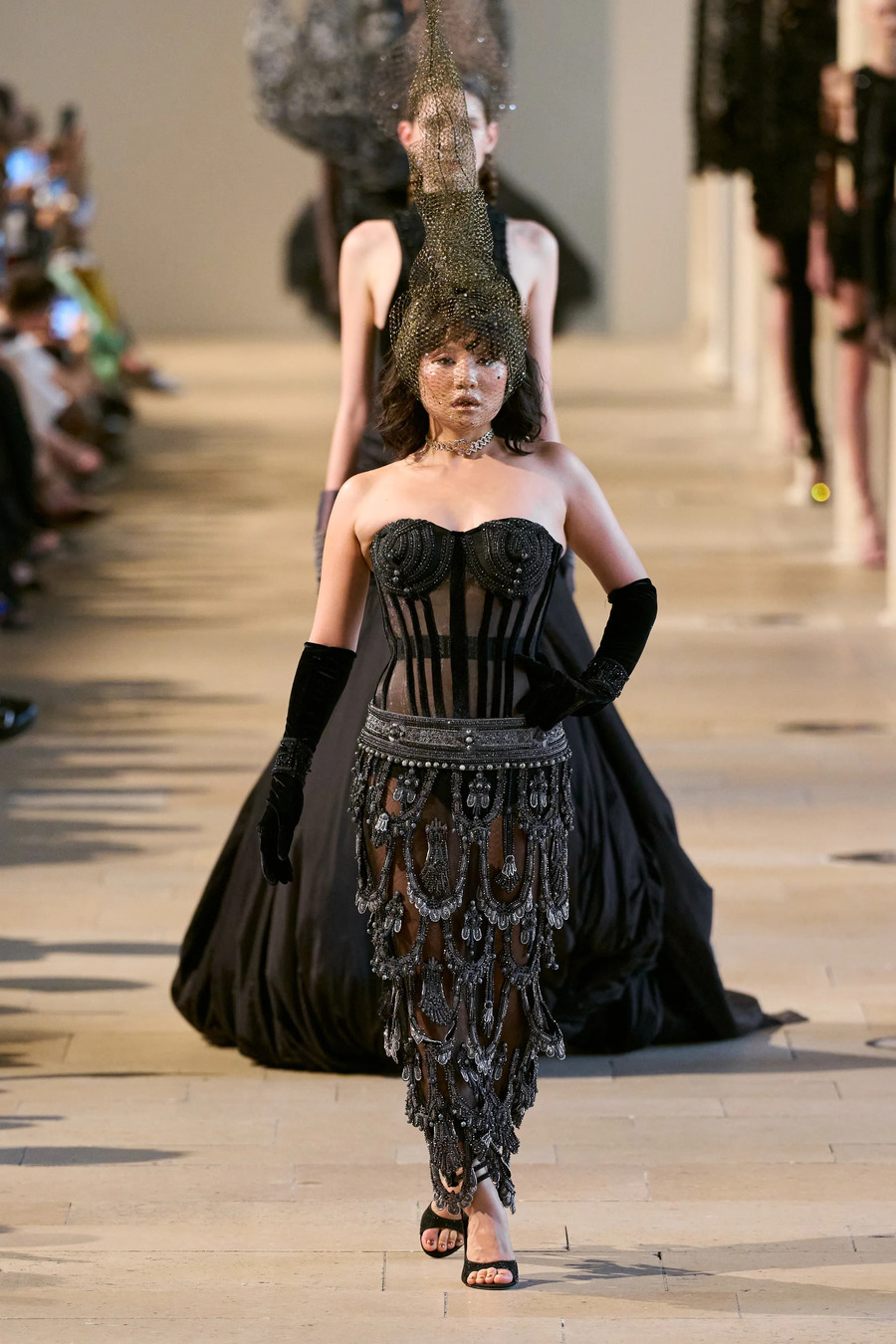 Платья, вдохновленные храмами: Rahul Mishra представил кутюрную коллекцию Devi: The Eternal Muse