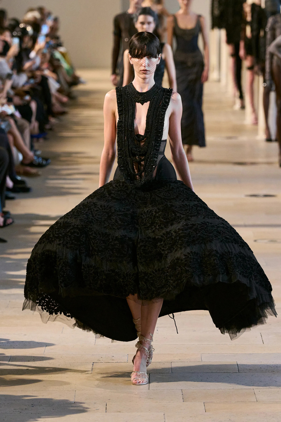 Платья, вдохновленные храмами: Rahul Mishra представил кутюрную коллекцию Devi: The Eternal Muse