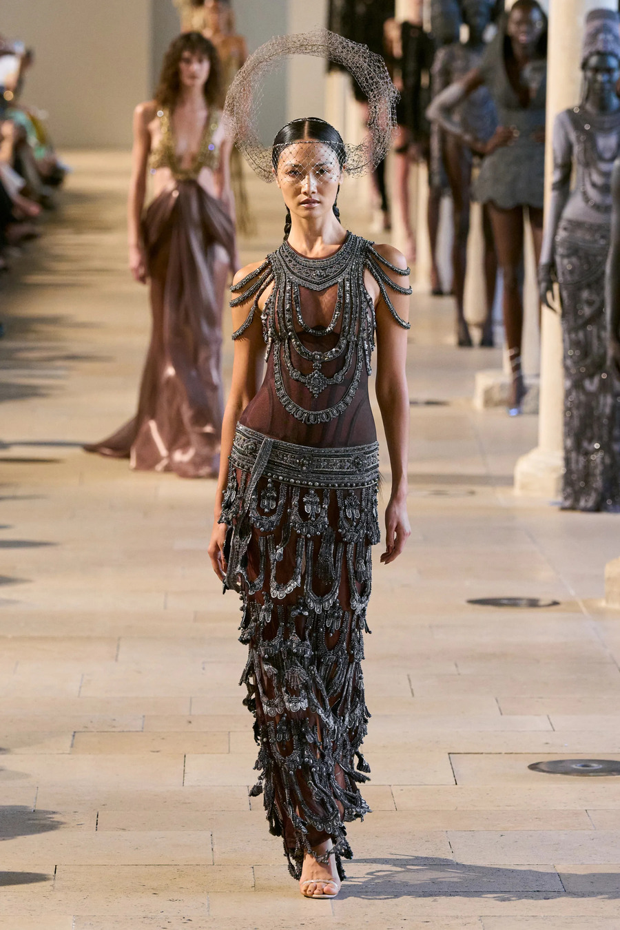Платья, вдохновленные храмами: Rahul Mishra представил кутюрную коллекцию Devi: The Eternal Muse