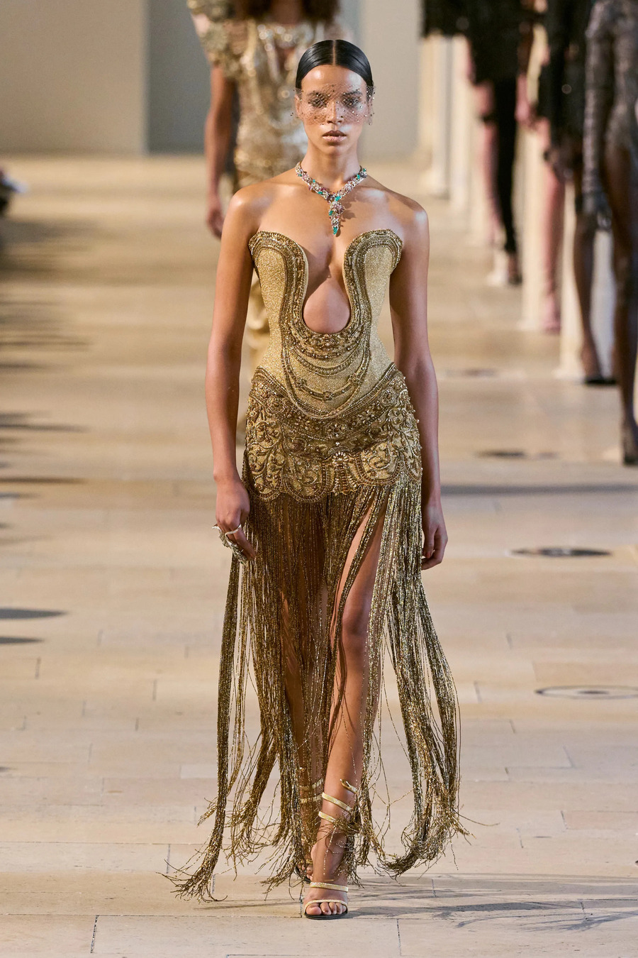 Платья, вдохновленные храмами: Rahul Mishra представил кутюрную коллекцию Devi: The Eternal Muse