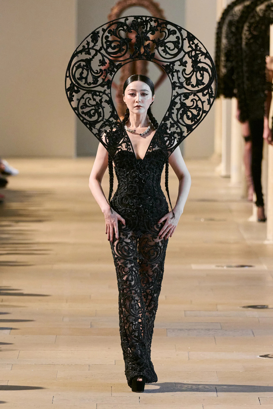 Платья, вдохновленные храмами: Rahul Mishra представил кутюрную коллекцию Devi: The Eternal Muse