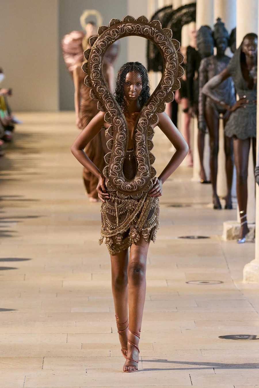 Платья, вдохновленные храмами: Rahul Mishra представил кутюрную коллекцию Devi: The Eternal Muse