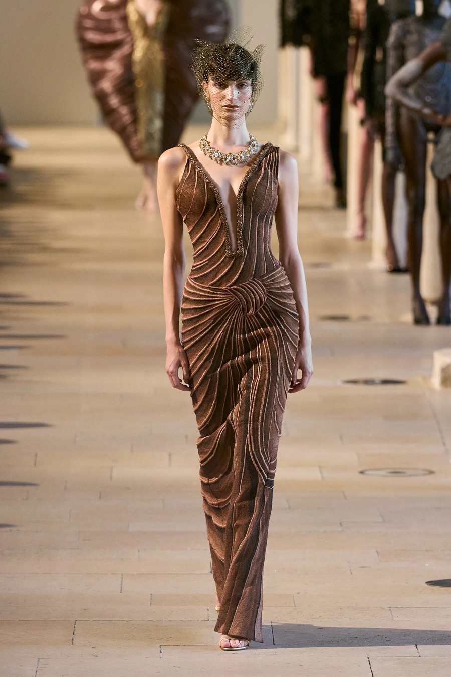 Платья, вдохновленные храмами: Rahul Mishra представил кутюрную коллекцию Devi: The Eternal Muse