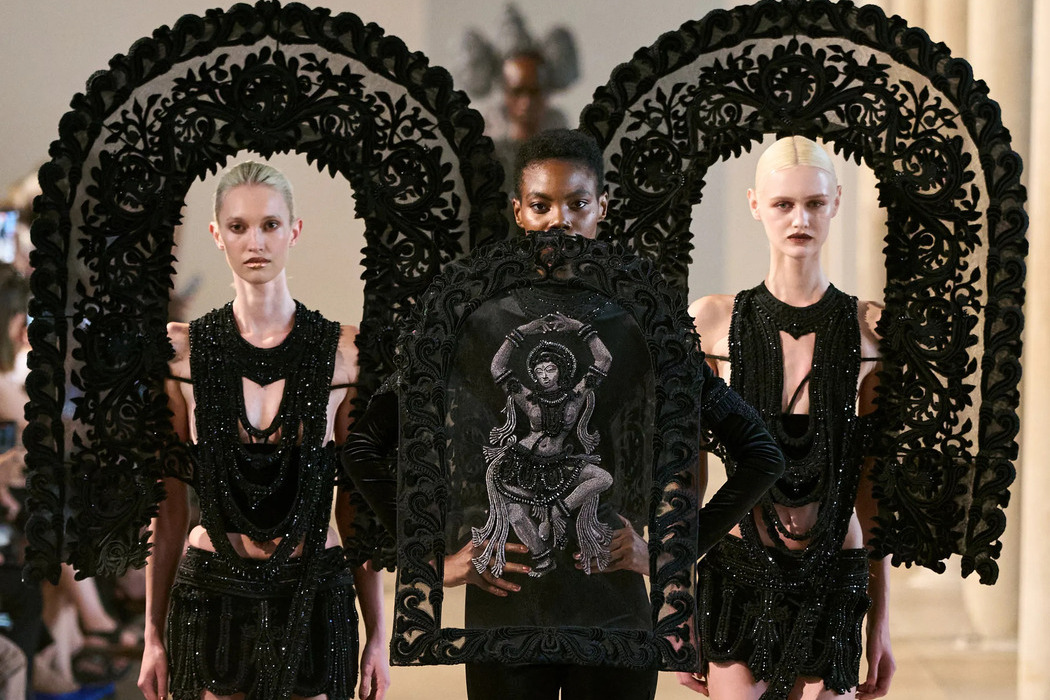 Платья, вдохновленные храмами: Rahul Mishra представил кутюрную коллекцию Devi: The Eternal Muse