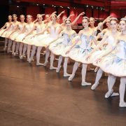 Платья, вдохновленные храмами: Rahul Mishra представил кутюрную коллекцию Devi: The Eternal Muse