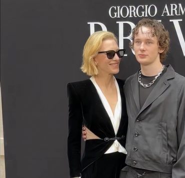 Редкий выход: Кейт Бланшетт посетила показ Giorgio Armani с сыном