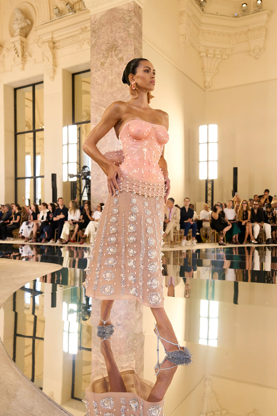 Зендея &laquo;выгуляла&raquo; платье со вчерашнего показа Schiaparelli