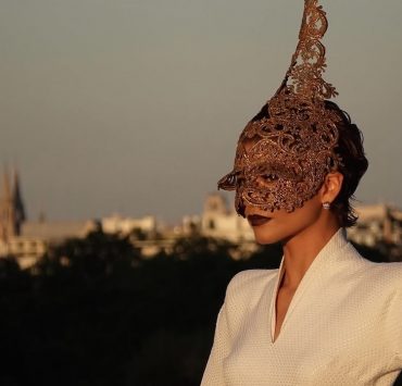 Зендея у вінтажному Givenchy та капелюшку-вежі на премʼєрі «Одіссеї»