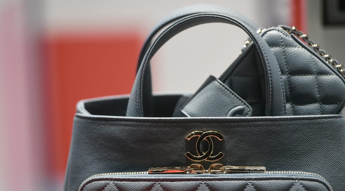 Сотрудники Chanel получили до 7 лет лишения свободы: рассказываем почему