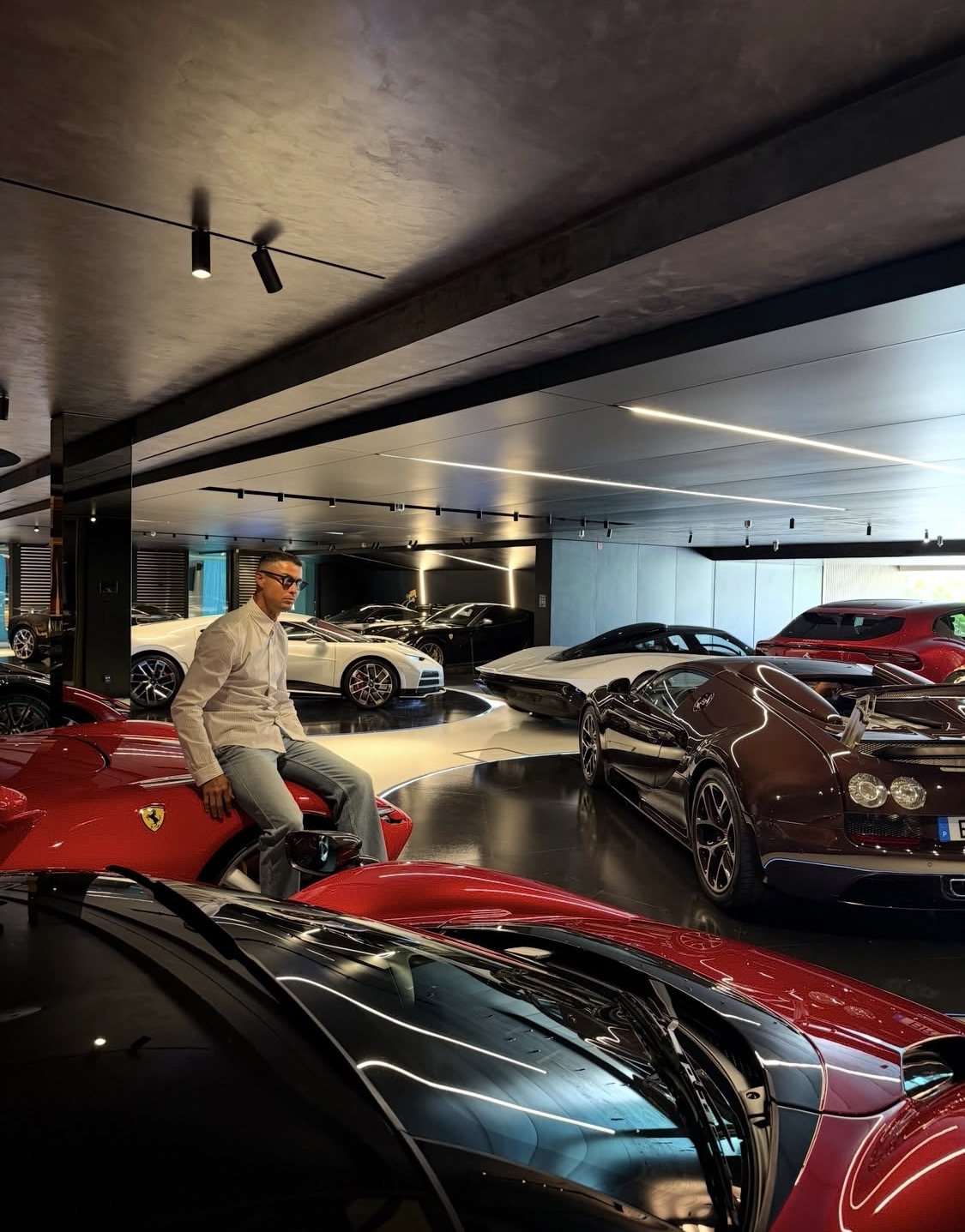 Ferrari, Bugatti й не тільки: Кріштіану Роналду показав свою розкішну колекцію авто