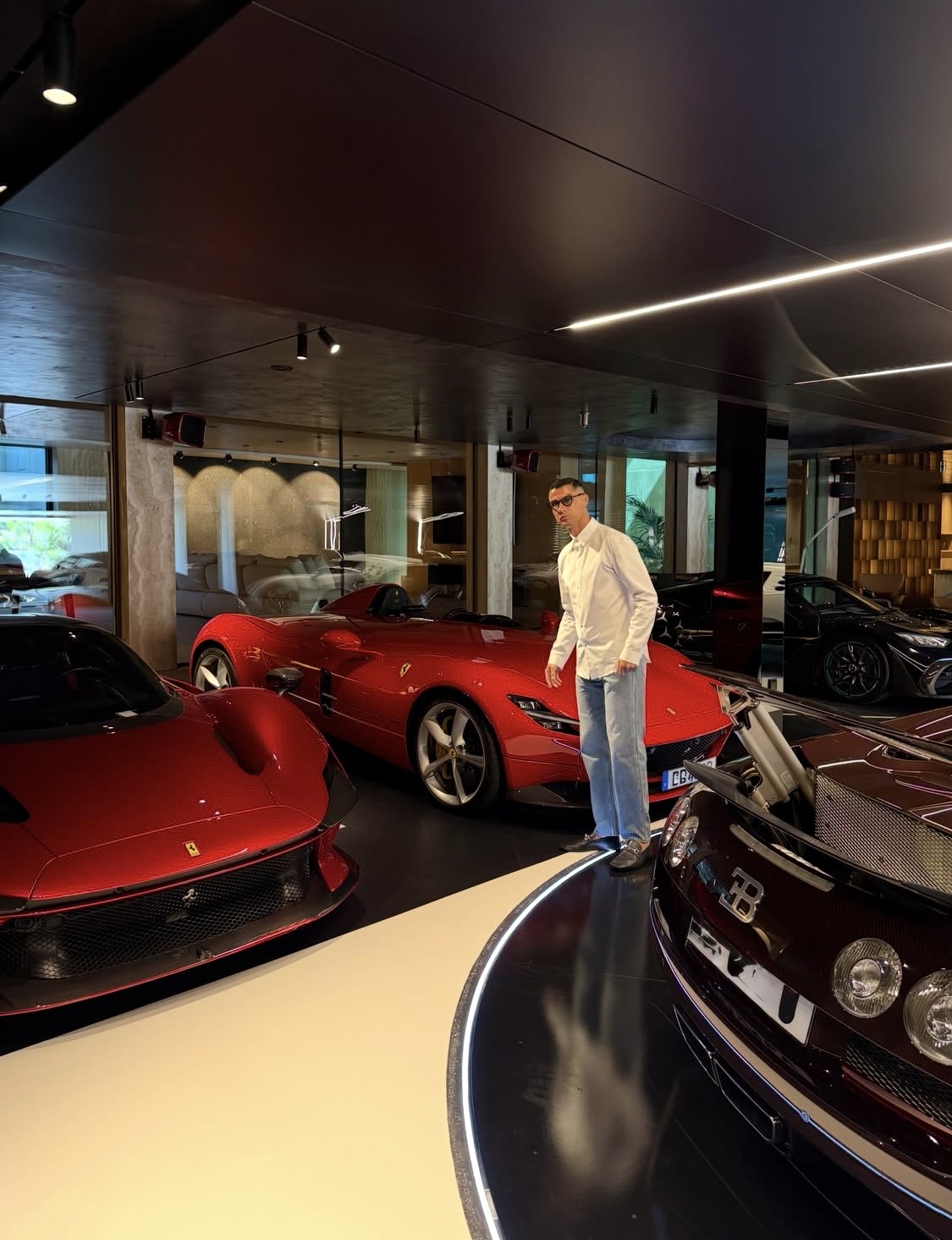 Ferrari, Bugatti й не тільки: Кріштіану Роналду показав свою розкішну колекцію авто