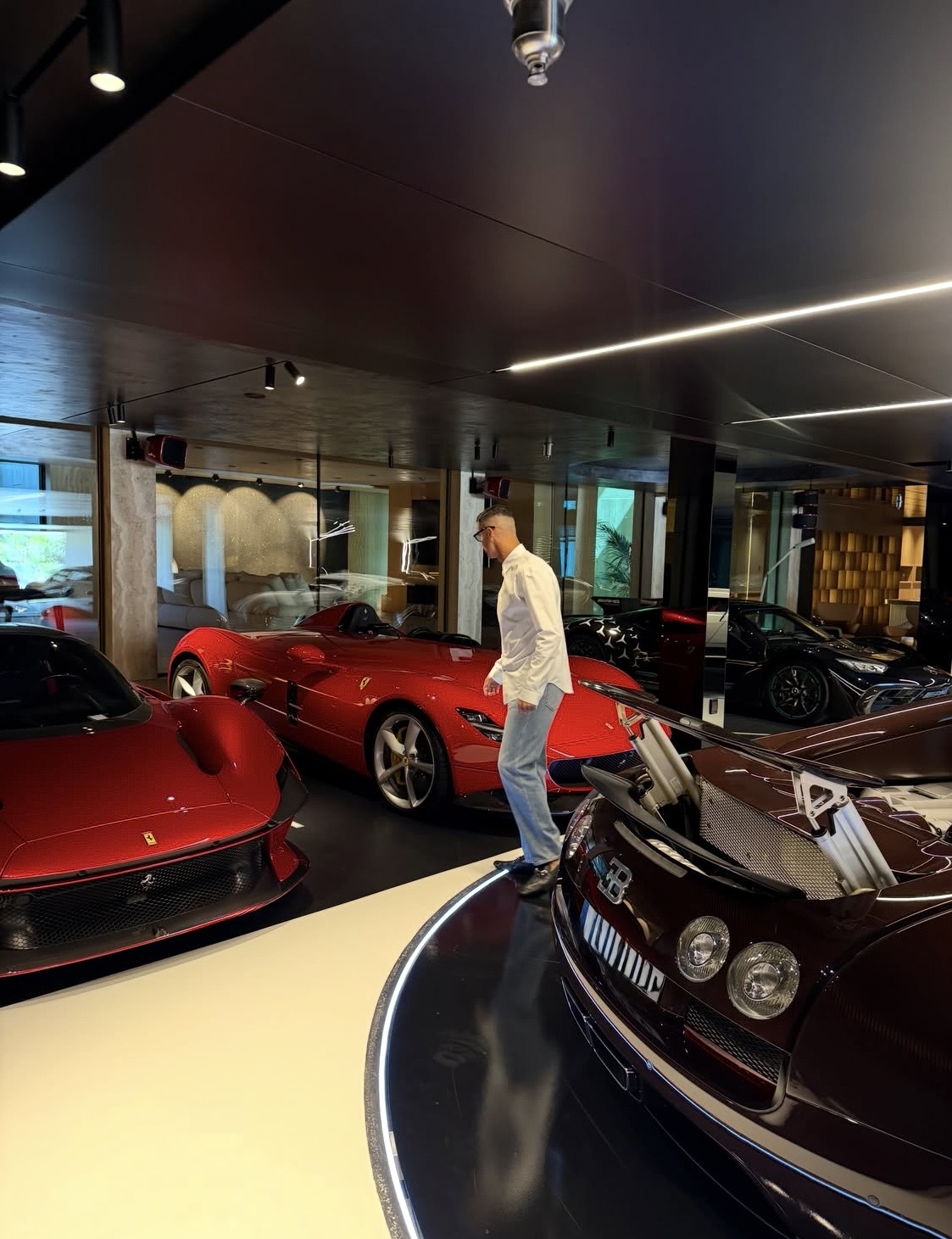 Ferrari, Bugatti й не тільки: Кріштіану Роналду показав свою розкішну колекцію авто