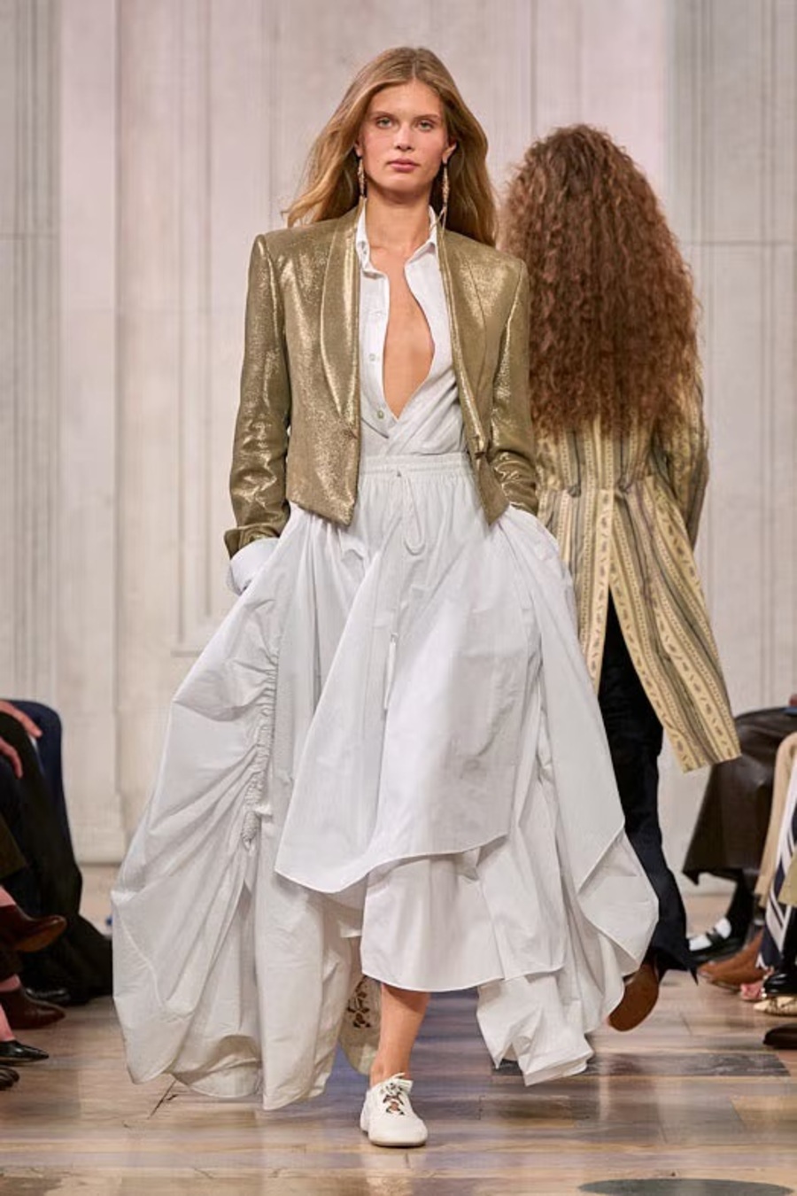 Шелк и потертый деним: Ralph Lauren представил коллекцию SS’27 в Нью-Йорке