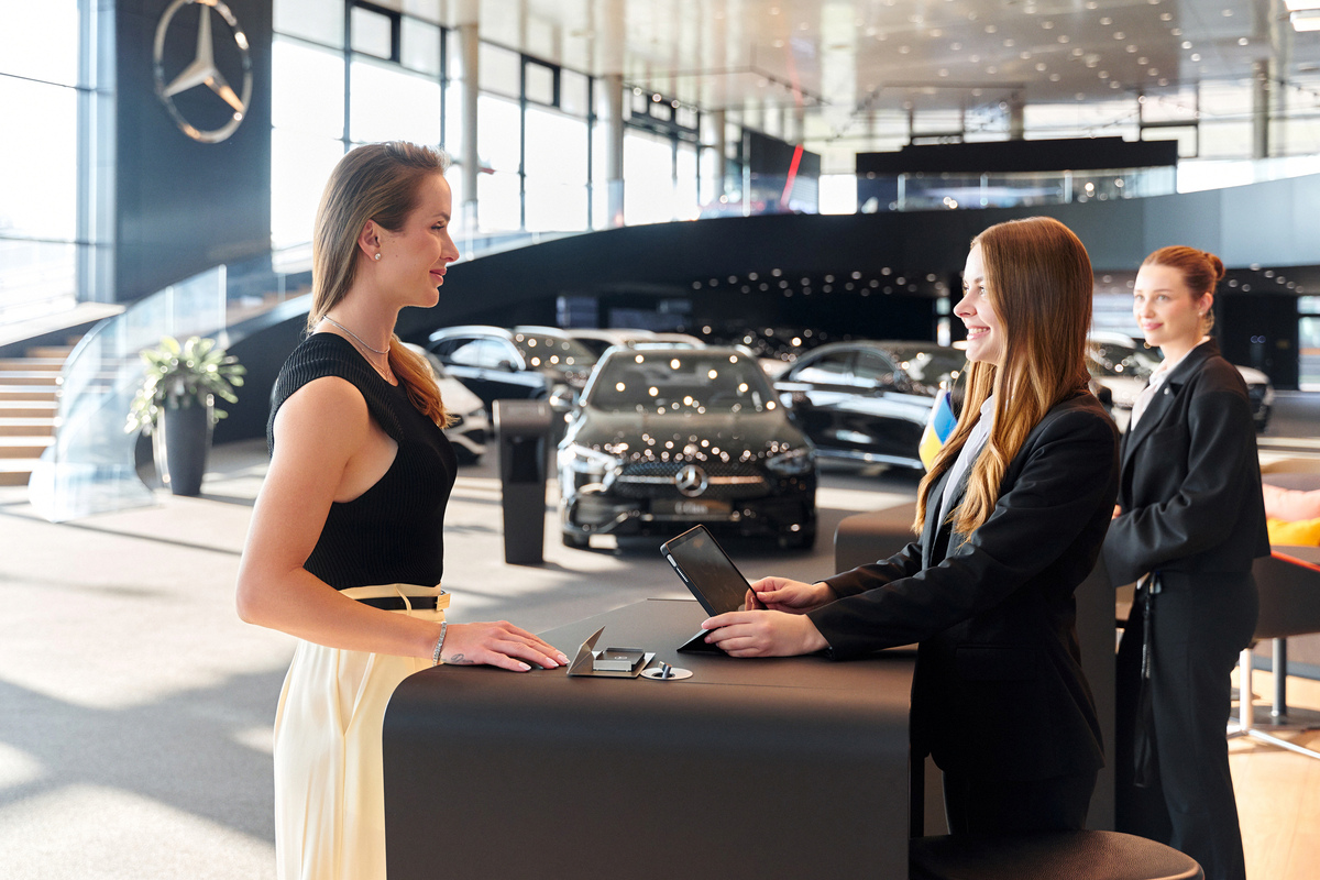 Еліна Світоліна відвідала новий дилерський центр Mercedes-Benz у Києві