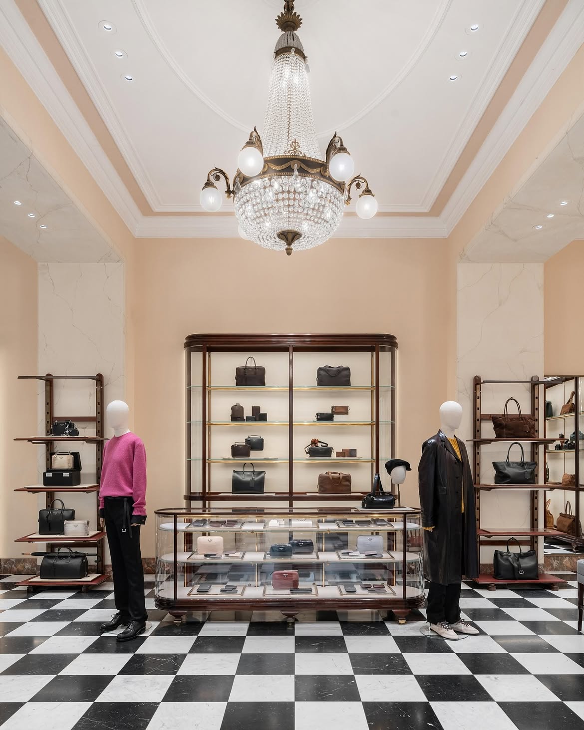 Восьмиповерхова Prada Galleria в Мілані: розглядаємо новий простір бренду