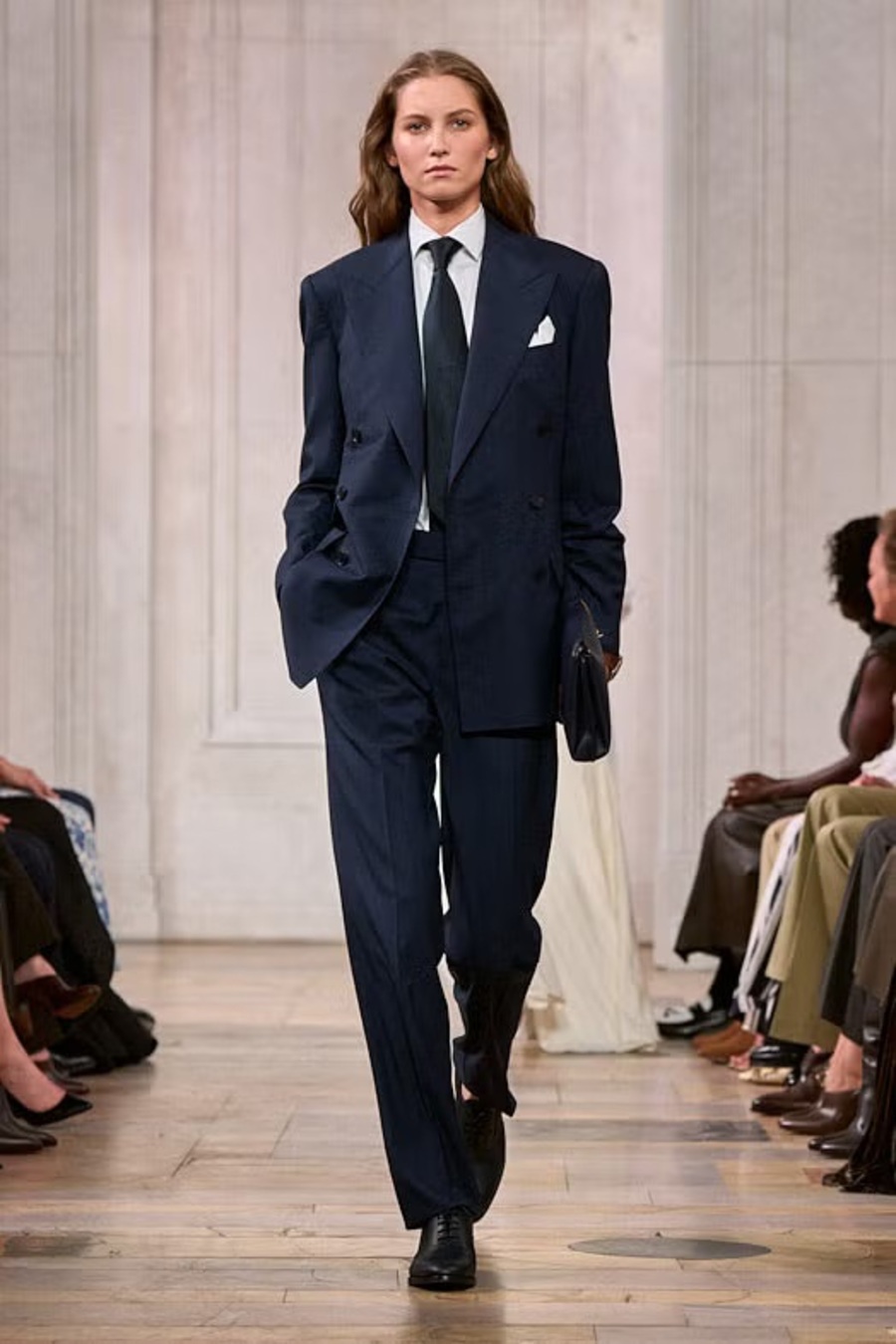 Шелк и потертый деним: Ralph Lauren представил коллекцию SS’27 в Нью-Йорке