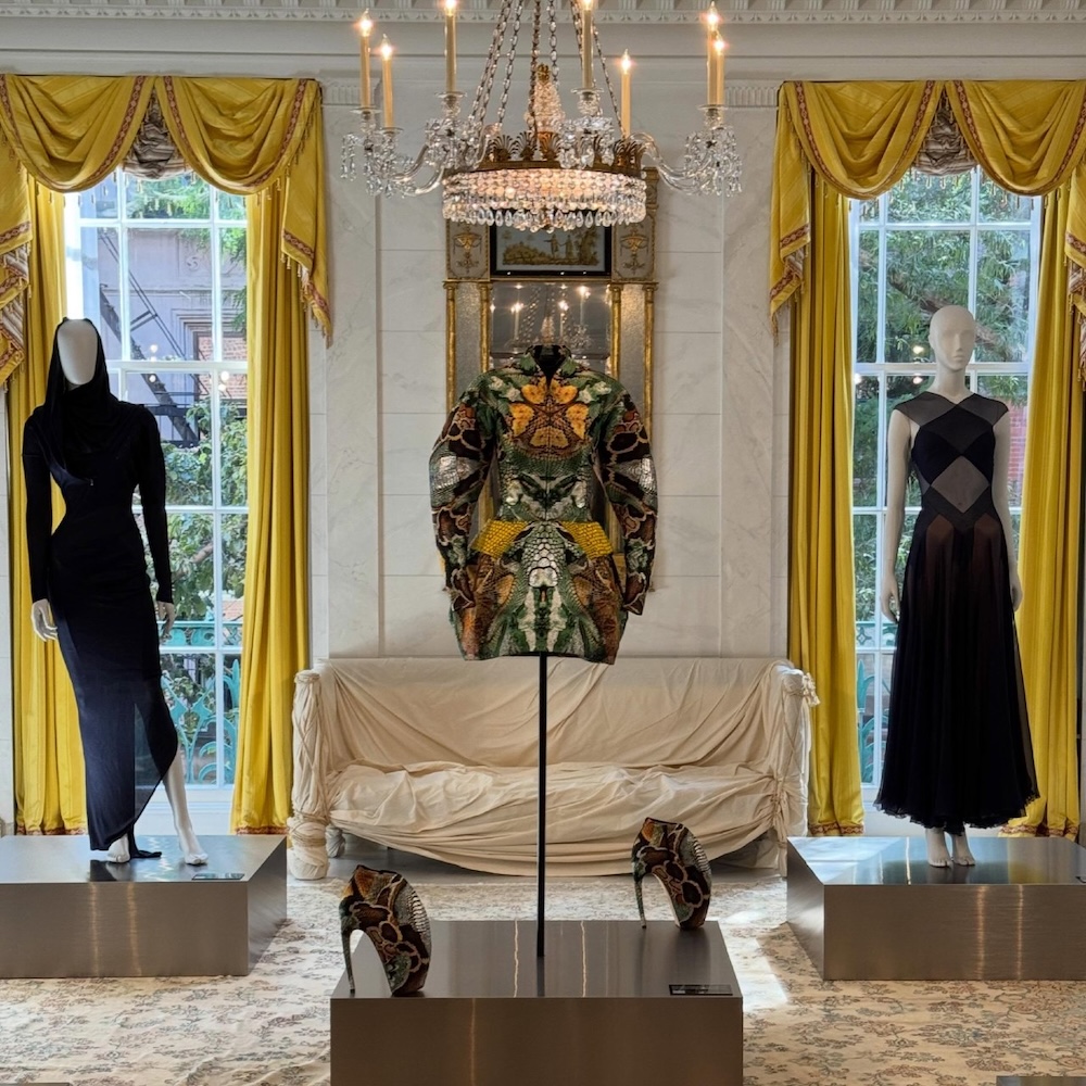 Цифра дня: вбрання Наомі Кемпбелл від Alexander McQueen продали за $1,3 млн