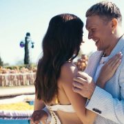 Шовковий атлас і чотириметрова фата: Дав Камерон показала весільний образ