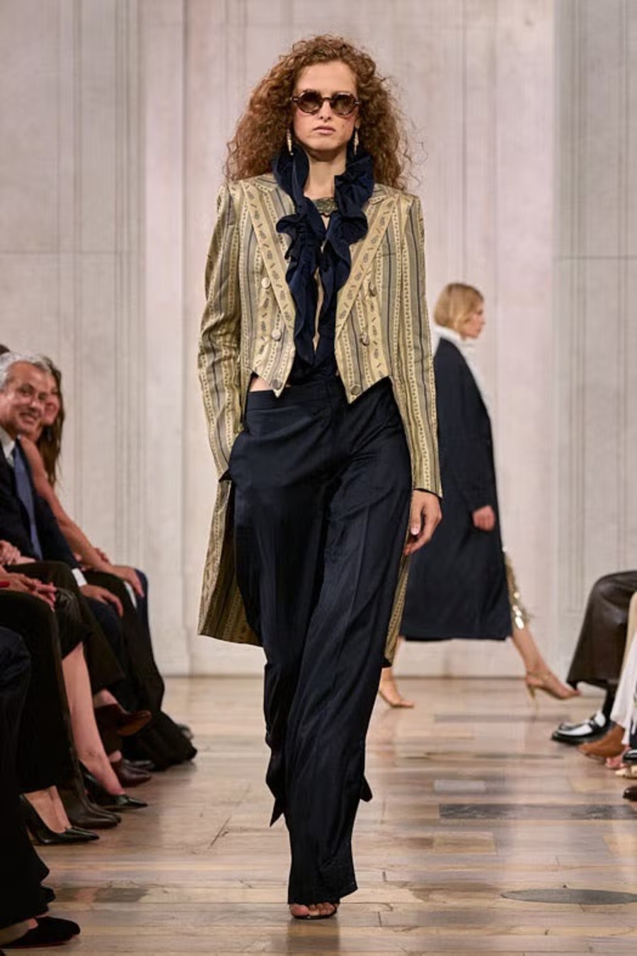 Шелк и потертый деним: Ralph Lauren представил коллекцию SS’27 в Нью-Йорке