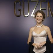 Жакет LITKOVSKA і сережки Guzema: розглядаємо новий образ Олени Зеленської