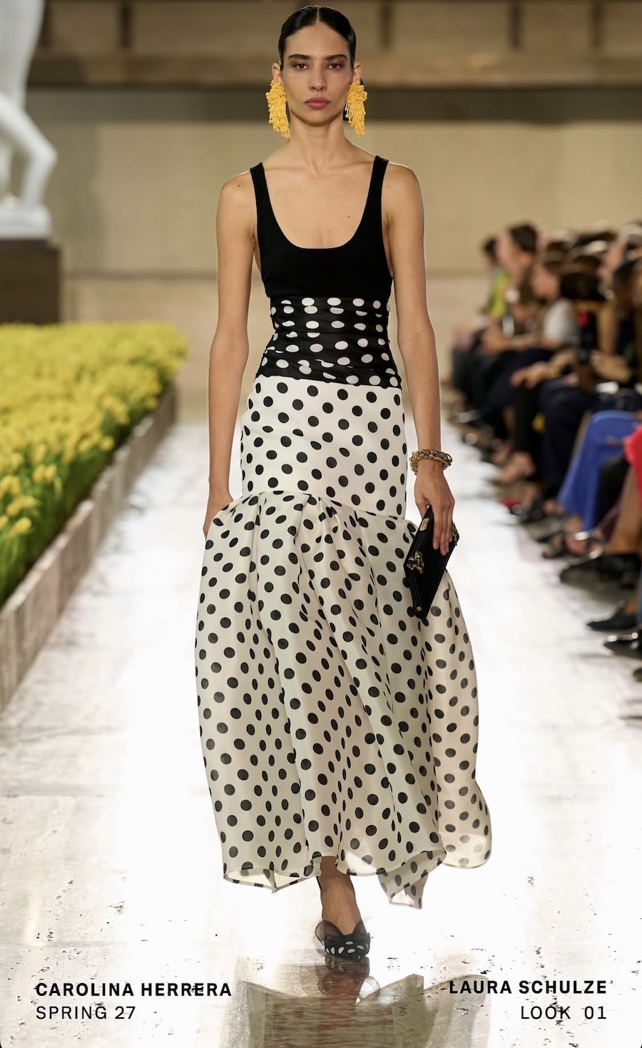 Среди 20 тысяч тюльпанов: Carolina Herrera представила юбилейную коллекцию в Нью-Йорке